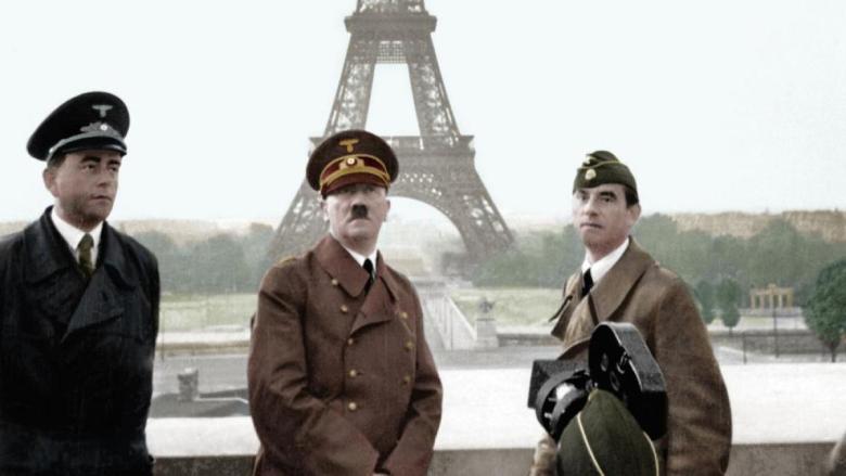 Adolf Hitler en París, flanqueado por el arquitecto Albert Speer y el escultor Arno Breker.