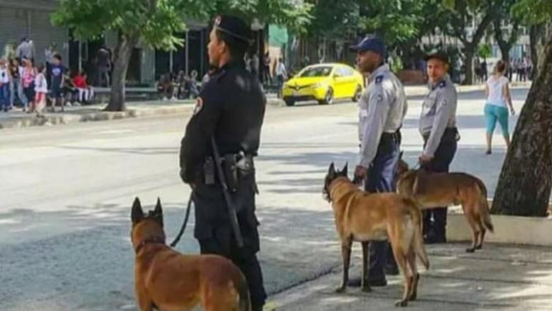 Agentes represivos en una calle de La Habana.