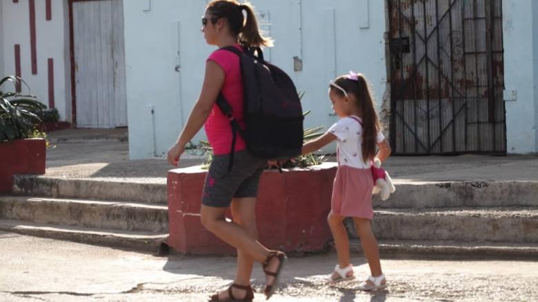 Una madre cubana con su hija en La Habana.