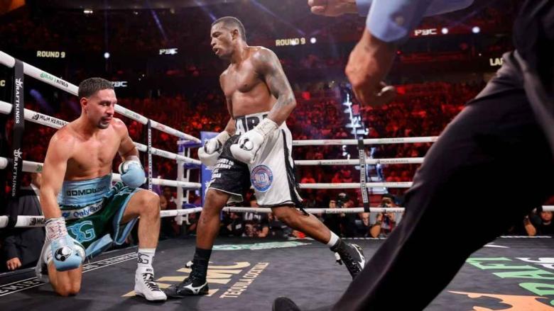 El cubano Erislandy Lara (d) tras noquear a Danny García.