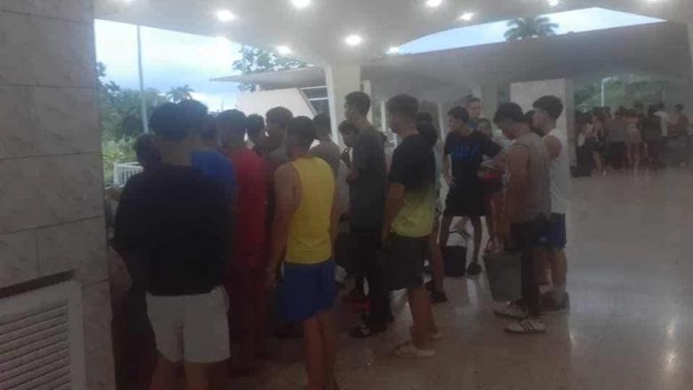 Estudiantes de la Universidad Central de Las Villas esperando con cubos para coger agua.