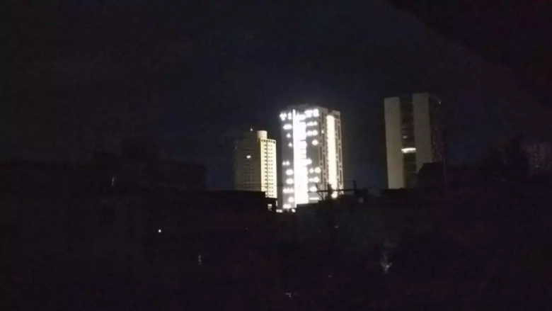 El Hotel Gran Aston, de La Habana, encendido durante una de las noches de apagón.