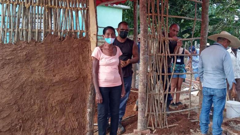 Una vivienda de barro en construcción, Trinidad, Cuba, 2022.