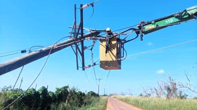 Trabajos en líneas y postes eléctricos derribados en Cuba.