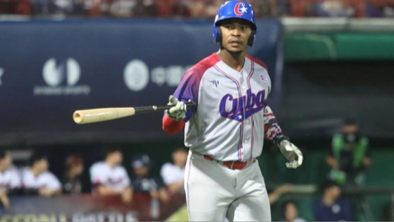 El pelotero Rafael Viñales con el equipo Cuba en el Premier 12.