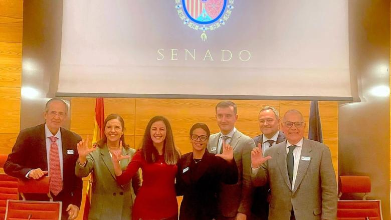 Al centro, Rosa María Paya y Angélica Garrido, Senado de España.