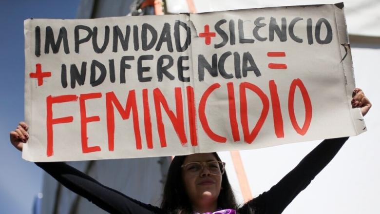 Una mujer en una manifestación contra la violencia machista.