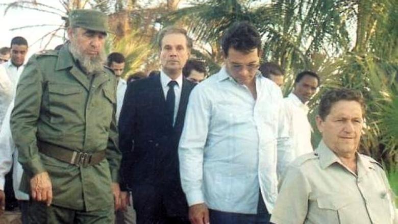 Gabriel Escarrer, con traje negro, junto a Fidel Castro en Cuba.