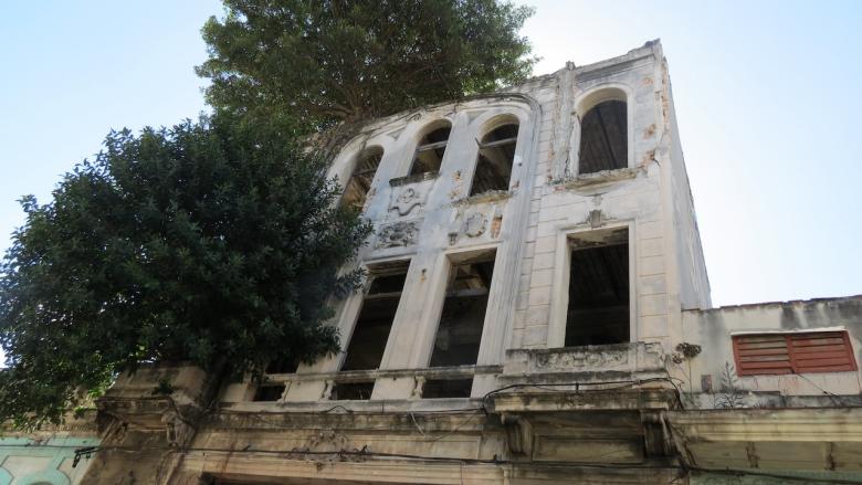 Ruinas de un edificio en la calle Neptuno, La Habana.