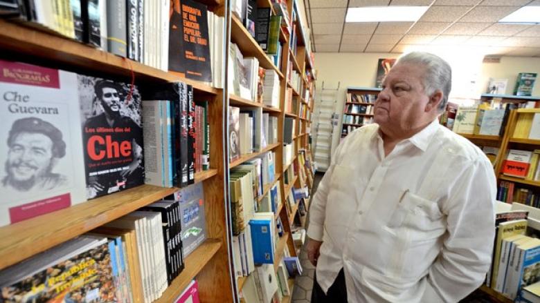 Juan Manuel Salvat en su Librería Universal en 2013.