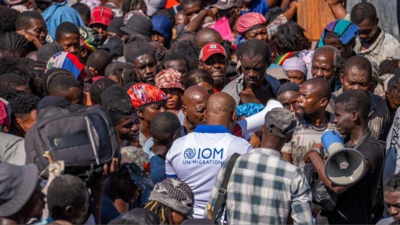 Personal de la OIM atiende a desplazados haitianos. 