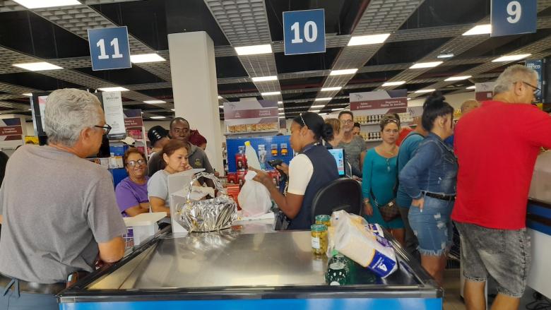 Cajas del nuevo supermercado en dólares y tarjetas extranjeras.