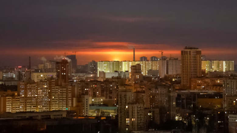 Gran incendio en el horizonte de una ciudad de Rusia tras un ataque de Ucrania.