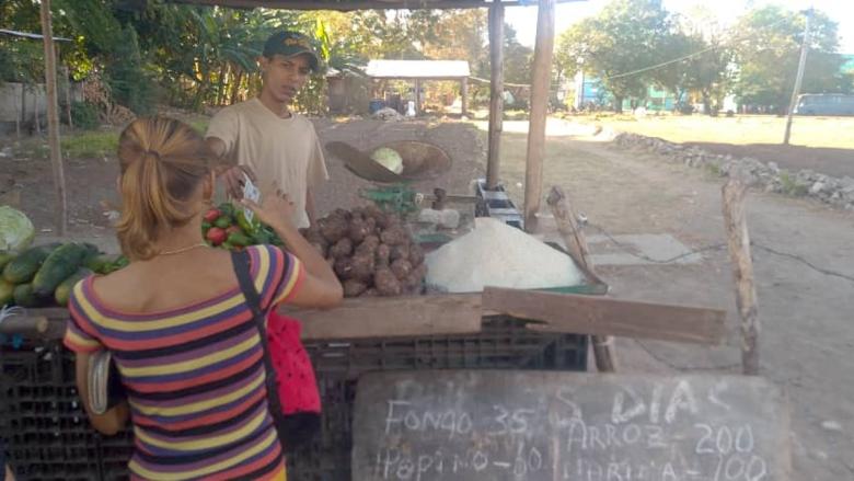 Un 'cuentapropista' vende arroz y viandas en Santiago de Cuba.