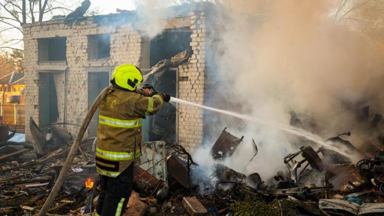 Un bombero en una de las zonas atacadas.