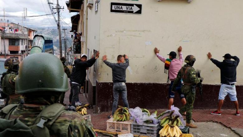 Operativo policial en una barriada de Quito.