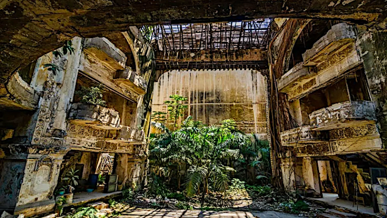 Ruinas del Teatro Campoamor, La Habana.