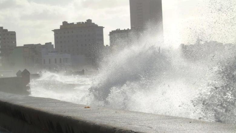 Oleaje en el Malecón de La Habana.