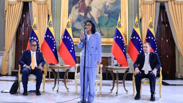 Delcy Rodríguez en una reunión en el Palacio de Miraflores.