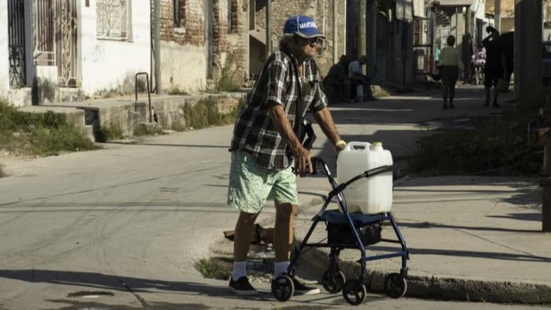 Un anciano traslada agua en plena crisis de abasto en Holguín.