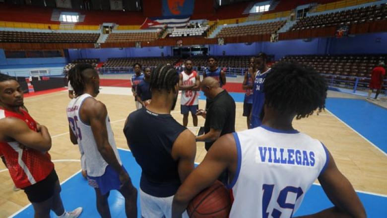 Entrenamiento de la selección cubana de baloncesto masculino.
