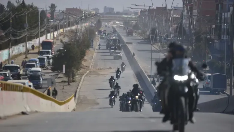Policías patrullando vías en Bolivia.