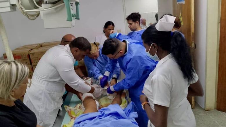 Médicos cubanos asistiendo a damnificados de los terremotos en Venezuela.