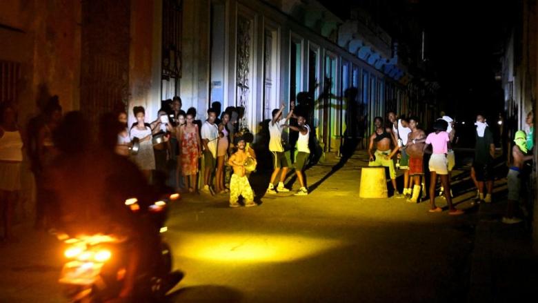 Protesta y cierre de calle durante un apagón en Cuba.