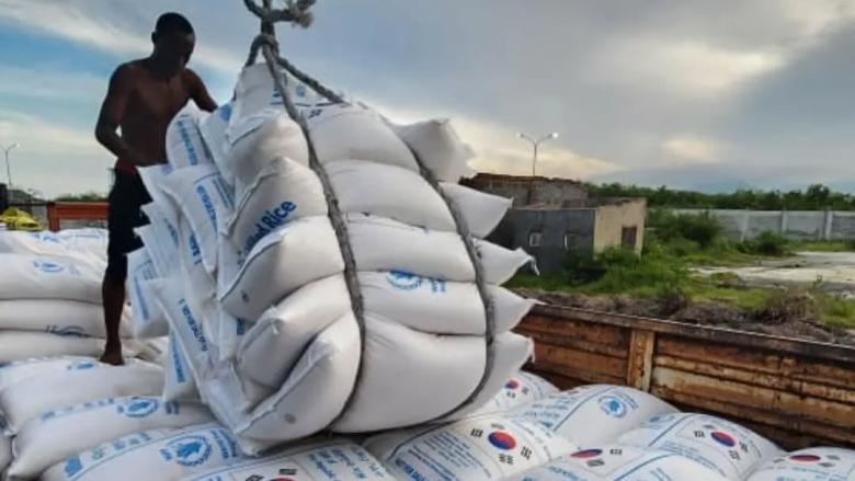 Descarga de arroz donado por Corea del Sur.