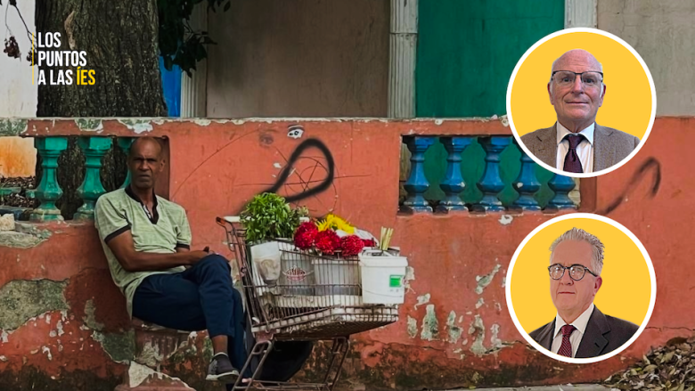 El economista Elías Amor y el analista Andrés Cañizález. De fondo, un vendedor en La Habana.