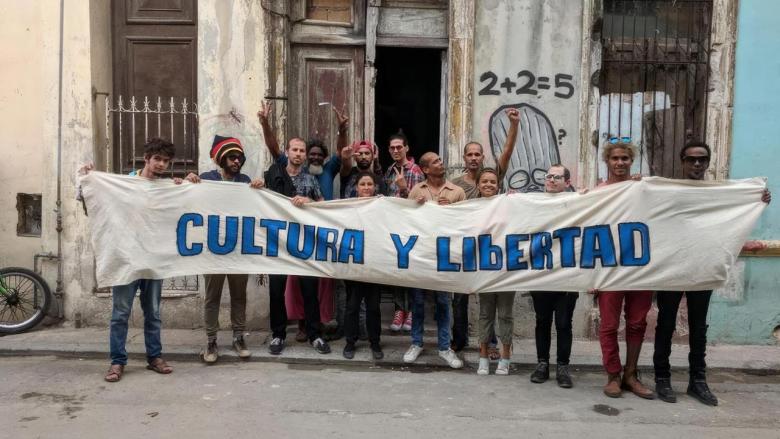 Miembros del Movimiento San Isidro en su sede de La Habana.