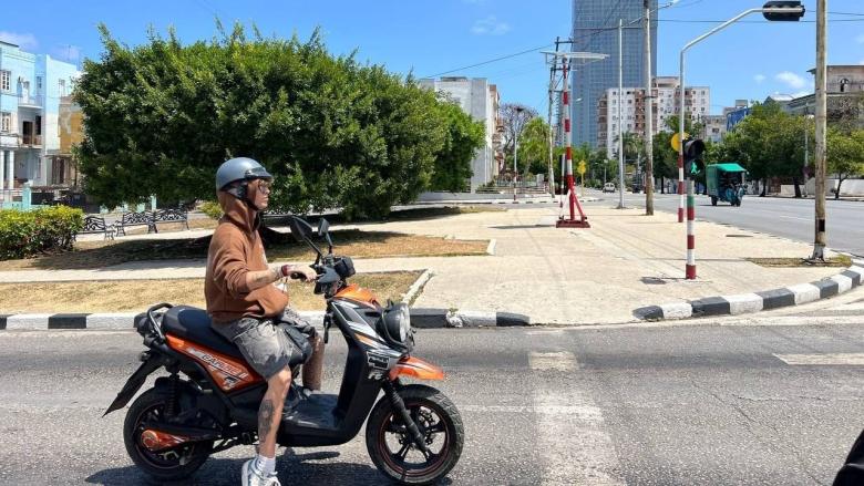 Una motocicleta en una calle de La Habana.