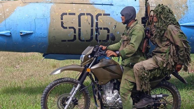 Jóvenes reclutas cubanos en un ejercicio militar.