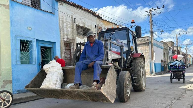 Un hombre sobre un tractor en la ciudad de Camagüey.