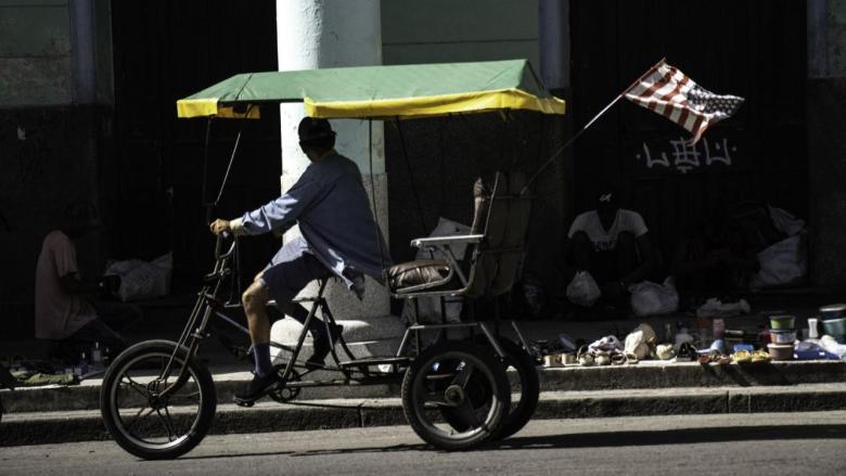 Un bicitaxi con la bandera de EEUU en una calle de La Habana.