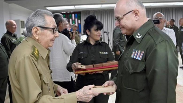 Raúl Castro durante la ceremonia de condecoraciones.