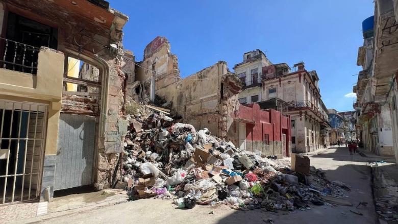 Una calle de La Habana: ruinas, escombros y basura.