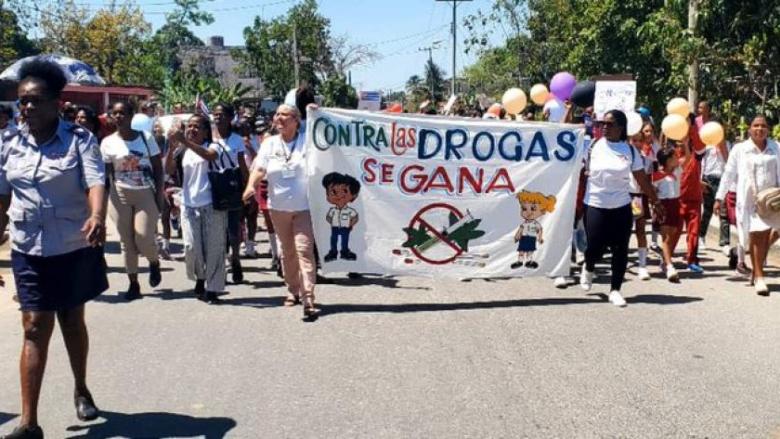 Marcha oficialista durante una campaña antidrogas en Cuba.