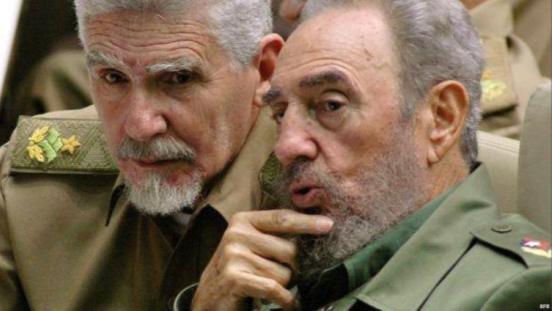 Ramiro Valdés junto a Fidel Castro.