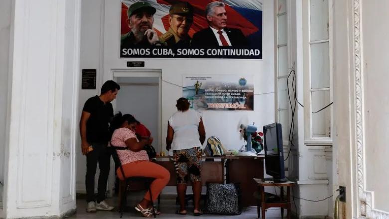 Cartel propagandístico en una oficina estatal cubana.