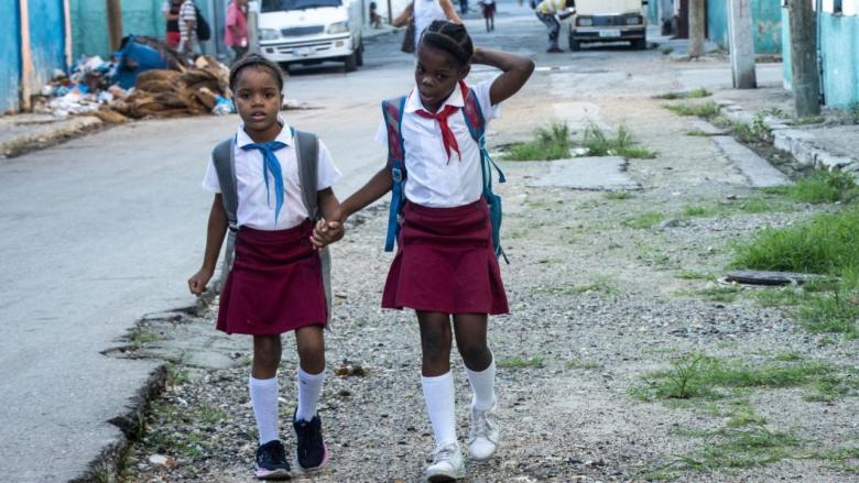 Niñas de primaria en camino a su escuela en La Habana.