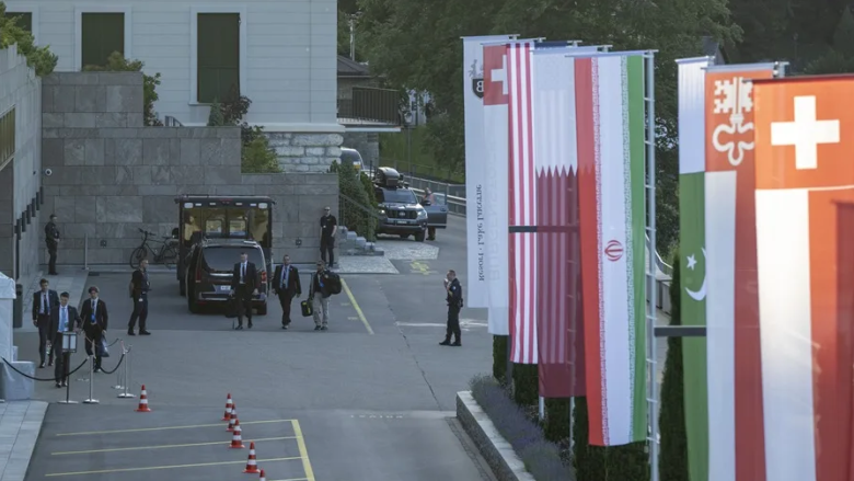 Banderas de EEUU, Catar, Irán, Pakistán, Nidwalden y Suiza, en Buergenstock, Suiza. 