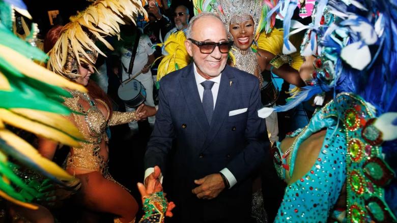 Emilio Estefan durante el lanzamiento de su canción para el Mundial de Fútbol.