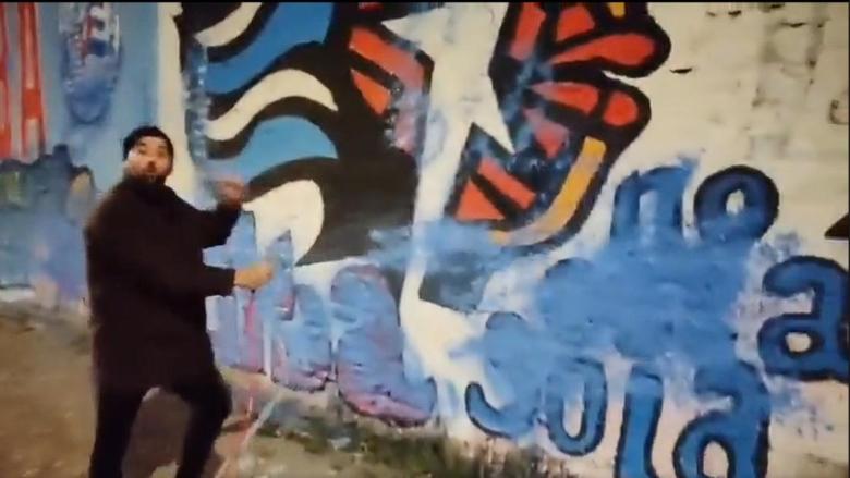 Momento en el que Kadir Cruz borra el graffiti a favor del castrismo.