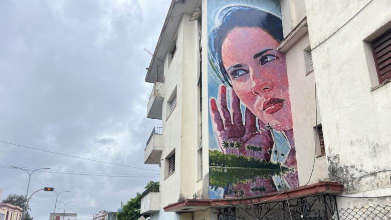 Grafiti de una mujer en La Habana.