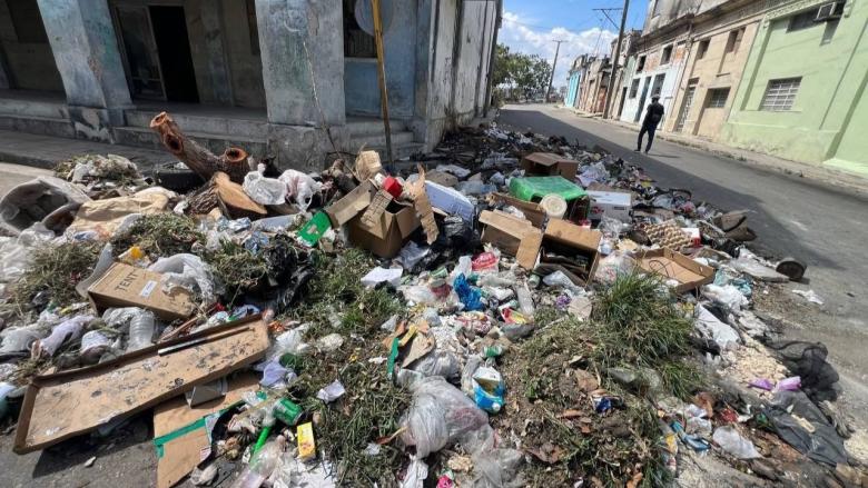 Basura sin recoger en una calle de La Habana.