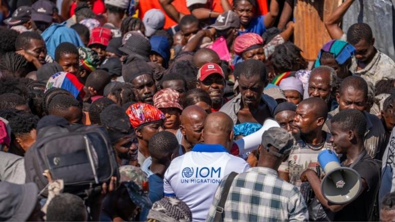 Personal de la OIM entre desplazados haitianos por la violencia.