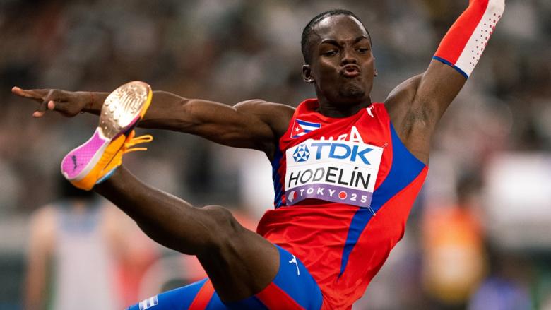 El cubano Jorge Hodelín durante un salto.