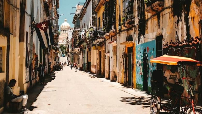 Una calle habanera y, al fondo, el Museo de la Revolución, antiguo Palacio Presidencial.