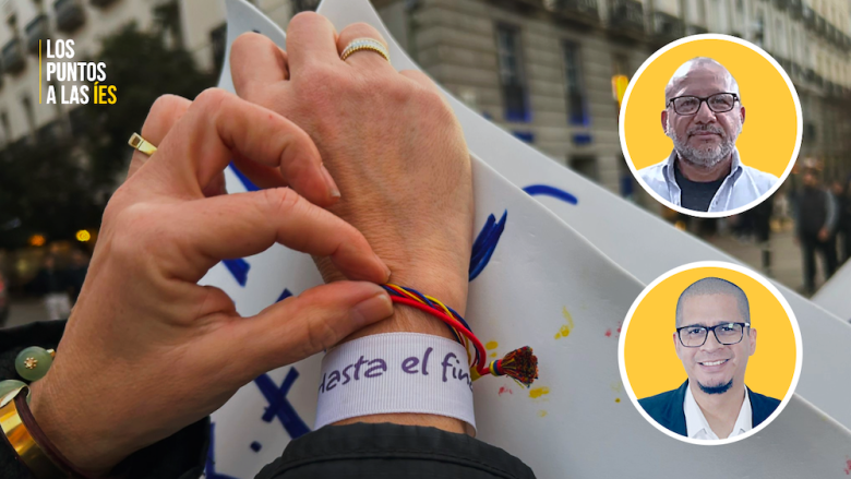 El periodista Andrés Cañizález y el politólogo Nicmer Evans. De fondo, una mujer enseña una pulsera pro Venezuela en una manifestación en Madrid.